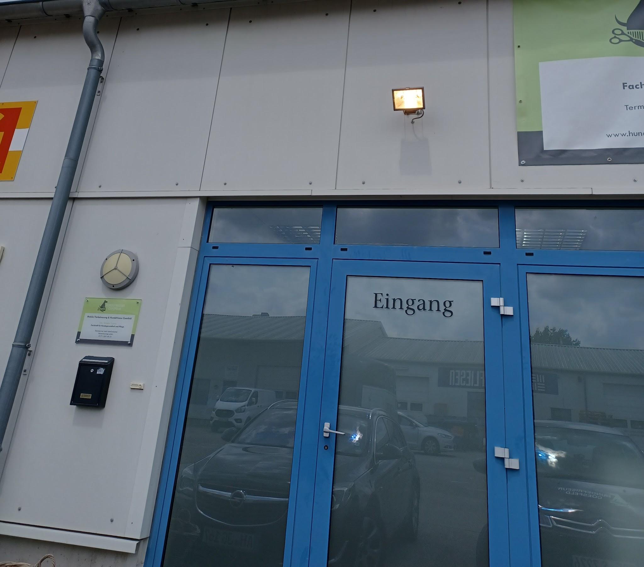 Eingang des Salons mit Schild für Hundefriseur und mobile Tierbetreuung